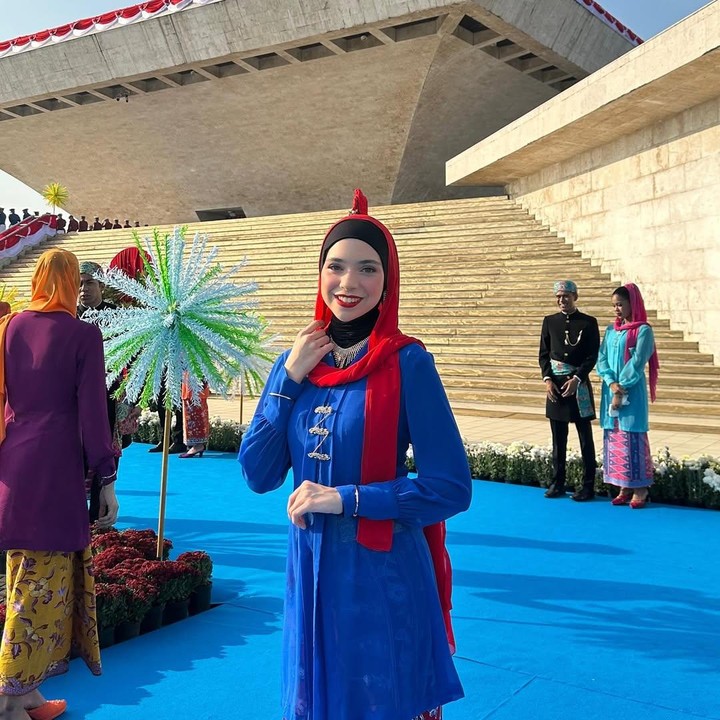 <p>Dalam <em>postingan</em> ini, Ayu juga menuliskan rasa bahagia dan bangganya dengan pencapaian sang putri. Sebagai seorang Bunda, Ayu melihat sendiri perjuangan putrinya hingga bisa terpilih menjadi Wakil 2 None Jakarta. "<em>Alhamdulillah</em>, selamat Non @isabel.azhari atas terpilihnya sebagai Wakil 2 None Jakarta 2025. <em>MasyaAllah</em>, perjuangan panjang dan dedikasi yang tak kenal lelah telah membuahkan hasil yang membanggakan," tulisnya. (Foto: Instagram @ayukhadijahazhari)</p>