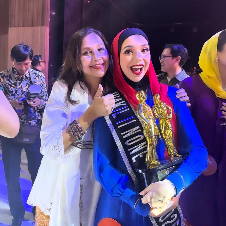 <p>Terpilihnya Isabel menjadi Wakil 2 None Jakarta turut membuat Ayu Azhari bahagia. Di malam pemilihan Abang None Jakarta 2025, Ayu datang langsung untuk memberikan dukungannya kepada Isabel. Perempuan 55 tahun ini secara khusus membagikan potretnya bersama sang putri di Instagram. (Foto: Instagram @isabel.azhari)</p>