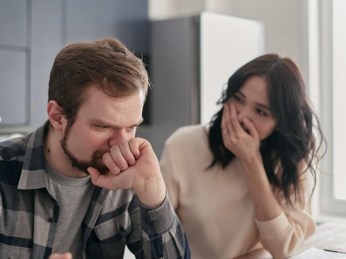 Mengucapkan terima kasih atau memberi apresiasi bukan hal besar, tetapi memiliki dampak mendalam. Saat kamu jarang melakukannya, pasangan bisa merasa tidak dihargai.