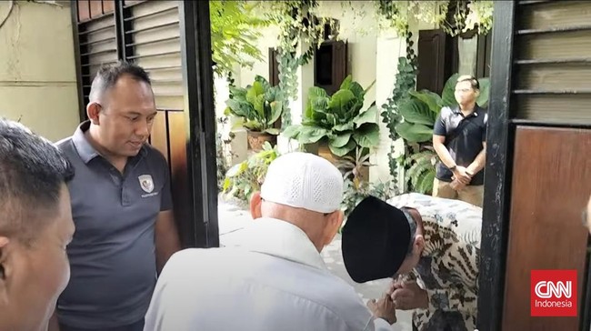 Pendiri Pondok Pesantren Al-Mu'min Ngruki, Abu Bakar Ba'asyir, berkunjung ke kediaman Jokowi di Solo.