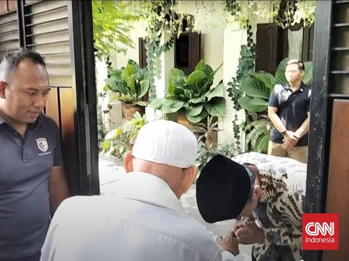 Jokowi Sungkem Sambut Kedatangan Abu Bakar Ba'asyir 