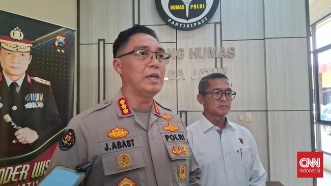 Polda Jatim menyita barang bukti dari aktivis Paul, tersangka penghasutan demo Kediri. Penangkapan dinilai melanggar prosedur hukum oleh LBH Surabaya.
