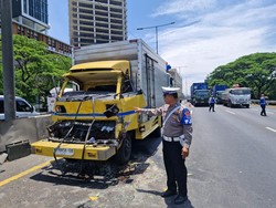 Laka Beruntun 5 Kendaraan di Tol Banyu Urip, 2 Orang Luka