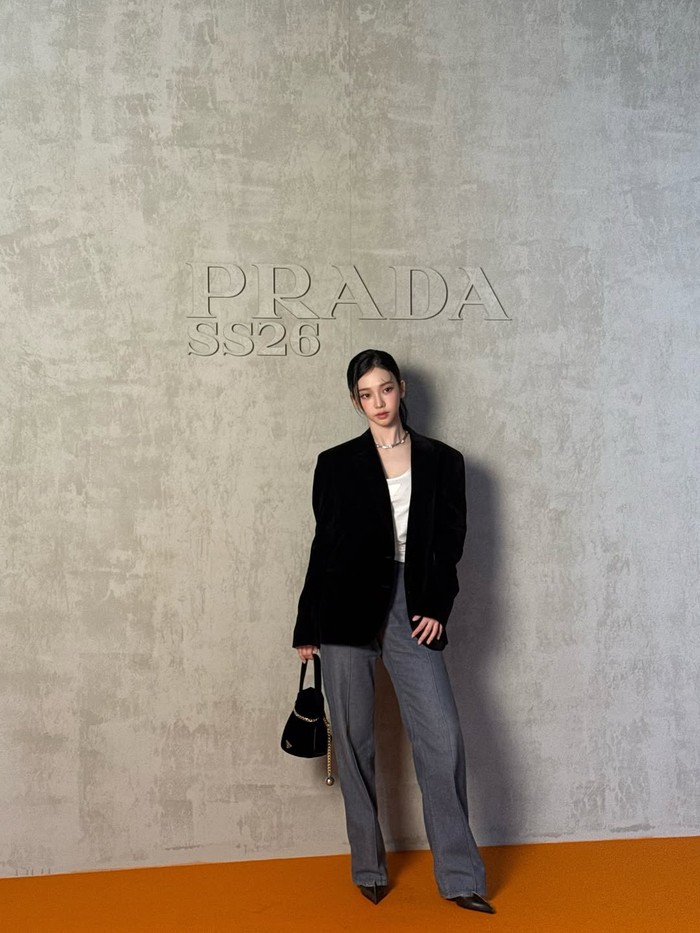 Kehadiran Yu Jimin atau lebih dikenal dengan nama panggung Karina yang resmi didapuk sebagai duta merek rumah mode mewah asal Italia pada 28 Agustus 2024 lalu tersebut di Milan Fashion Week selalu ditunggu-tunggu./ Foto: instagram.com/katarinabluu