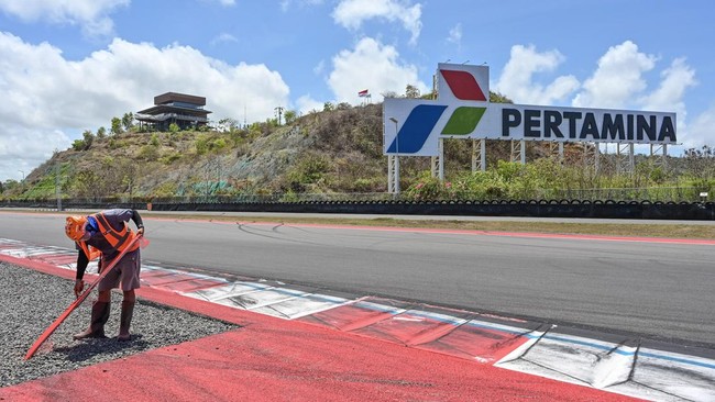 Perjuangan Warga Lokal Bikin Indah Sirkuit Mandalika Di balik gegap gempita jelang MotoGP Mandalika, ada tangan-tangan terampil warga lokal yang bekerja tanpa sorotan kamera demi mempercantik Sirkuit Mandalika.