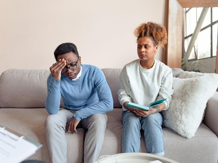 Komunikasi yang tidak lagi terbuka menjadi salah satu penyebab hubungan bisa berubah./foto:pexels.com/Antoni Shkraba Studio