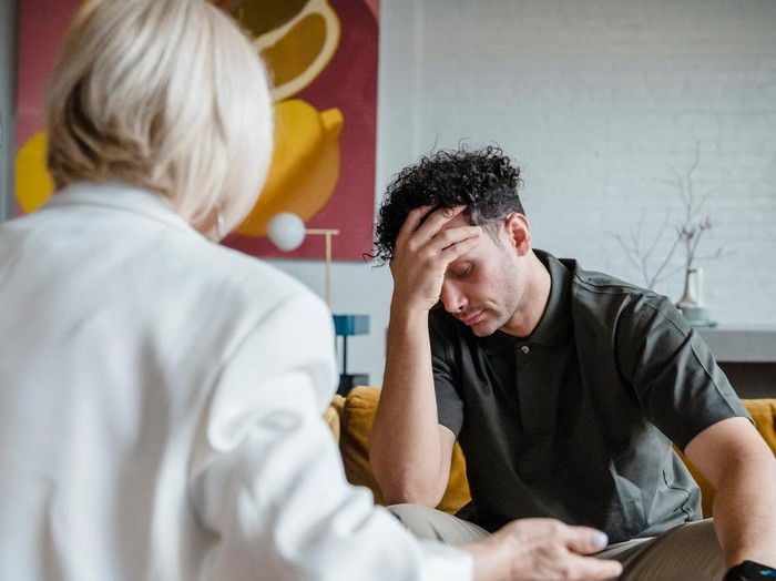 Pertengkaran kecil sebenarnya bisa mempererat hubungan jika diselesaikan dengan baik. Namun jika dibiarkan menumpuk tanpa penyelesaian, konflik kecil bisa menjadi bom waktu.