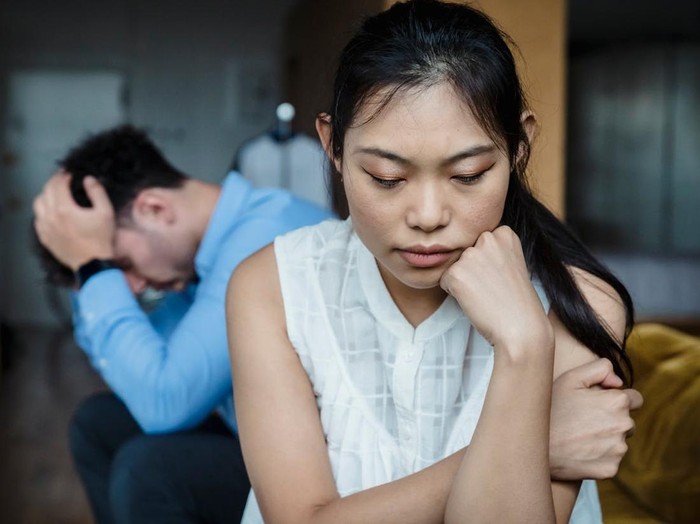 Kesibukan adalah hal yang wajar, tetapi jika kamu lebih sibuk dengan urusan pribadi hingga melupakan pasangan, hubungan bisa terganggu. Waktu berkualitas yang berkurang membuatmu kehilangan koneksi emosional.