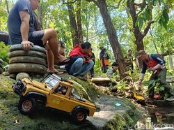 Serunya Main Mobil Offroad Remote Control di Lereng Bromo