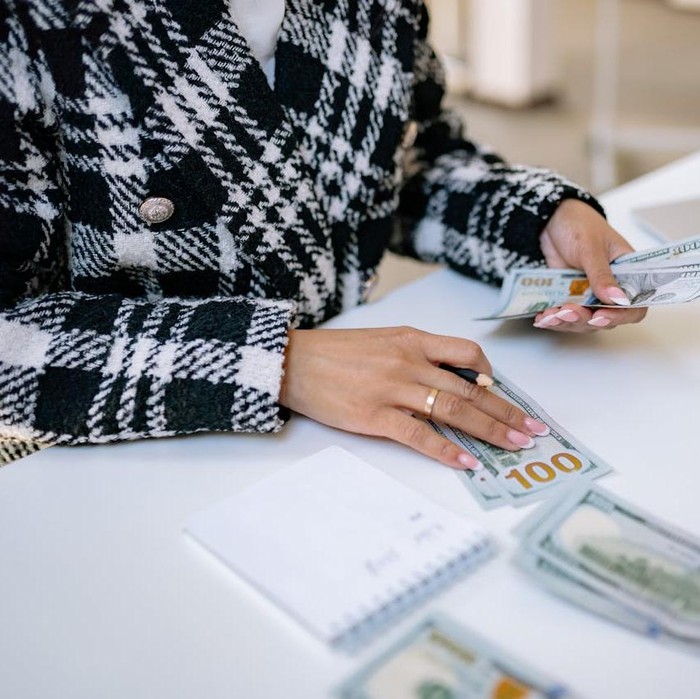 Tidak menyiapkan dana darurat adalah kesalahan besar yang membuatmu rawan stres. Ketika ada pengeluaran mendadak, seperti sakit atau kehilangan pekerjaan, kamu akan kebingungan mencari solusi.