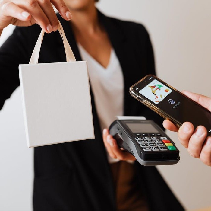 Kartu kredit memang praktis, tetapi bisa menjadi jebakan jika tidak dikelola dengan baik. Belanja menggunakan kartu kredit sering membuatmu merasa pengeluaran lebih ringan karena tidak langsung keluar dari rekening.