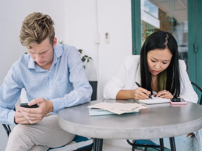 Banyak orang merasa malas mencatat pengeluaran karena dianggap repot. Padahal, tanpa catatan, kamu tidak akan tahu pola keuanganmu sendiri.