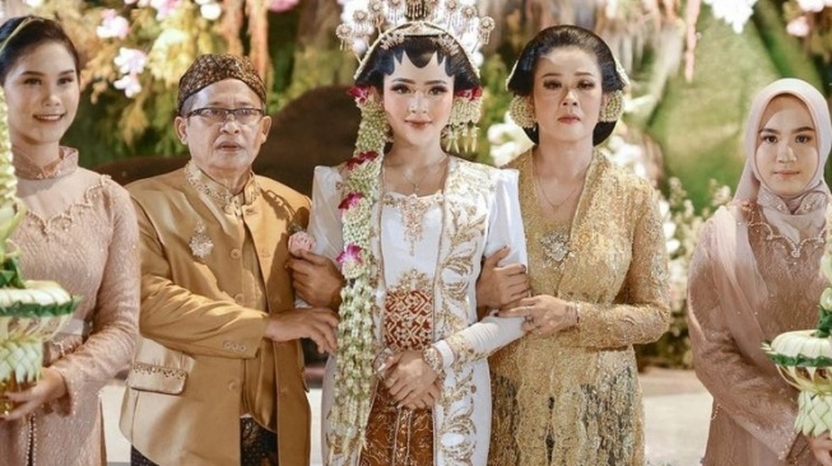 Potret Ibu Mertua Denny Caknan