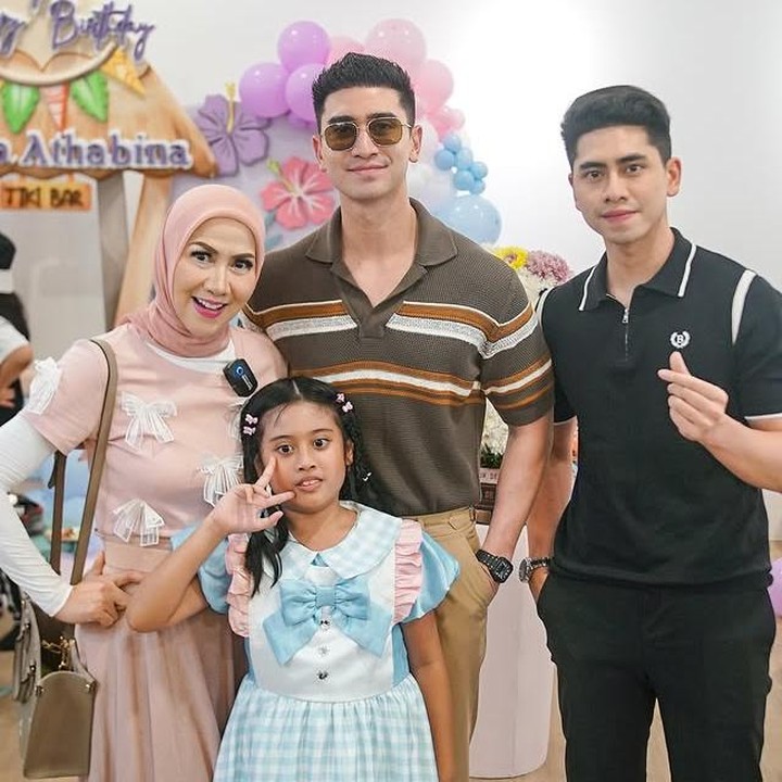 <p>Anak Venna Melinda, Vania Athabina kini sudah beruusia sembilan tahun. Belum lama ini, Venna mengadakan ulang tahun putrinya itu bersama kedua kakaknya, Verrell Bramasta dan Athalla Naufal serta orang-orang terdekat mereka. (Foto: Instagram @vennamelindareal)</p>