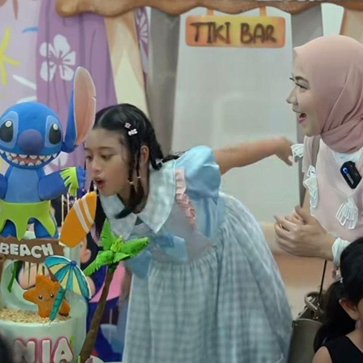 <p>"Alhamdulilah<em>, Thank you for coming All Lovely Family And Guests, We Love You All </em>(Terima kasih untuk semua keluarga dan tamu tercinta yang sudah datang, kami mencintai kalian)!!!" tulis Venna melalui Instagramnya. (Foto: Instagram @vennamelindareal)</p>