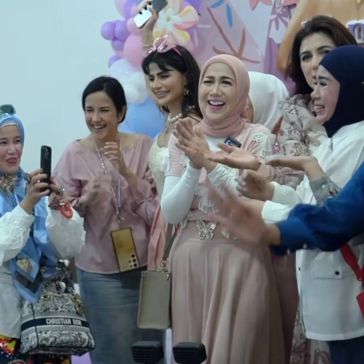 <p>Acara perayaan ulang tahun Vania terasa begitu meriah, Bunda. Venna bahkan mengundang pesulap dan sejumlah kerabat dekat untuk memeriahkan suasana ulang tahun Vania. (Foto: Instagram @vennamelindareal)</p>