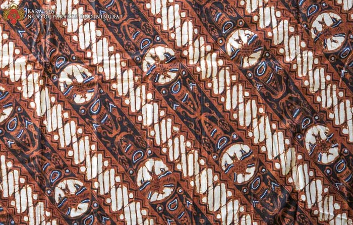 Motif batik Huk memiliki corak khas kerang, binatang, cakra, sawat, tumbuhan, dan garuda yang dapat menjadi simbol pemimpin berbudi luhur, cerdas, berwibawa, mampu membawa kemakmuran, dan tabah saat menjalankan pemerintahannya./ Foto: Kratonjogja.id