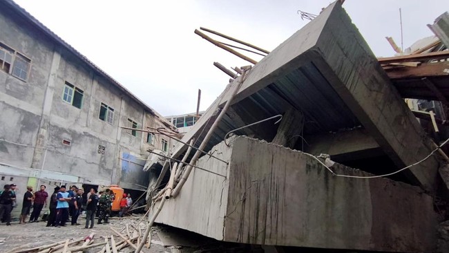 15 korban terdeteksi di reruntuhan Sidoarjo, 8 berstatus hitam atau tak ada tanda kehidupan, tujuh berstatus merah yang berarti masih bisa berkomunikasi.