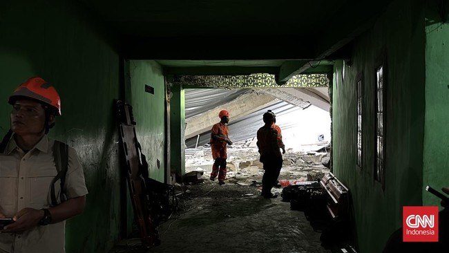 Seorang santri yang selamat dari ambruknya musala Pondok Pesantren Al Khoziny, Buduran, Sidoarjo menyebut, peristiwa terjadi saat proses cor sedang dilakukan.