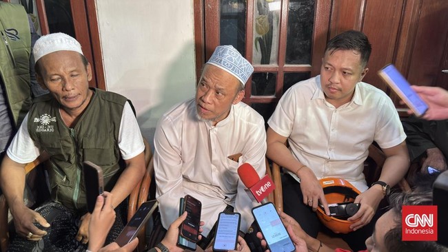 Pengasuh Pondok Pesantren Al Khoziny, Buduran, Sidoarjo, KH Abdus Salam Mujib menyampaikan permohonan maaf kepada para korban ambruknya bangunan musala.