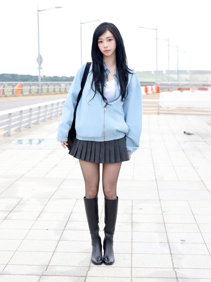 Pada Rabu, (24/9/2025) lalu, Karina aespa berangkat menuju Milan, Italia untuk menghadiri Prada Spring/Summer 2026 Womenswear show. Pakai full look Prada, penampilan sang idol di Bandara Internasional Incheon (ICN) pun kembali menuai pujian./ Foto: x.com/Prada