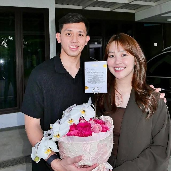 <p>Lewat unggahannya di media sosial, terlihat momen manis ketika Rian memberikan <em>bucket</em> bunga mawar berwarna pink untuk sang istri. Ribka pun membalas perhatian itu dengan pesan cinta yang ia tulis lewat Instagramnya. (Foto: Instagram @ribkasugiarto)</p>