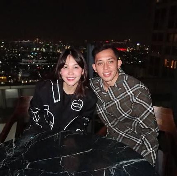 <p>"Terima kasih sudah menjadi <em>partner</em> terbaik dalam hidupku. Tak pernah ada yg tahu betapa indahnya kebersamaan kita. Dan tak ada orang lain di dunia ini yg bisa mengerti aku seperti dirimu," ungkap Rian. (Foto: Instagram @ribkasugiarto)</p>