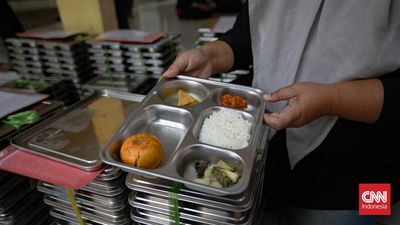 Orang tua murid mendistribusikan Makan Bergizi Gratis (MBG) kepada siswa di SDN Pejaten Barat 1 Pagi, Jakarta Selatan, Senin (29/9/2025). (CNN Indonesia/Adi Ibrahim)