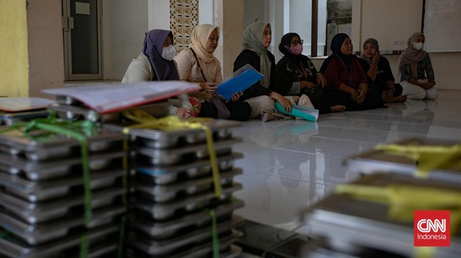 Sebanyak 13 siswa SMP Negeri 1 Wedi, Klaten, mengalami keracunan setelah makan menu Makan Bergizi Gratis. Beberapa dirawat di RSUD Bagas Waras.