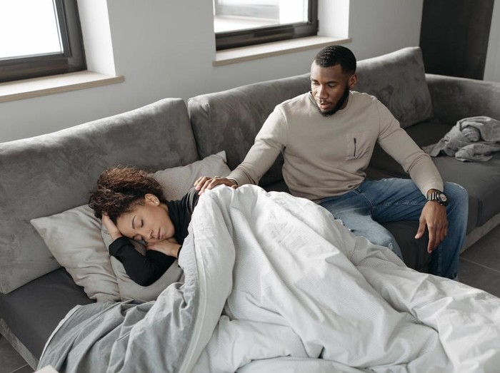 Perhatian kecil seperti menanyakan kabar, memberi semangat, atau sekadar mendengarkan cerita sehari-hari sering kali dianggap remeh. Ketika hal itu mulai hilang, hubungan terasa hambar.