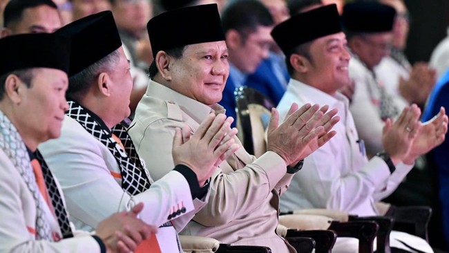 Brengsek Benar! Presiden Prabowo Subianto mengaku kesal dengan aksi Badan Usaha Milik Negara (BUMN) yang masih membagi bonus tahunan.