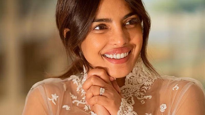 Priyanka Chopra memakai gaun pernikahan rancangan Ralph Lauren. Gaun ini dihiasi payet, manik-manik, serta kristal Swarovski/Foto: Ralphlauren.com