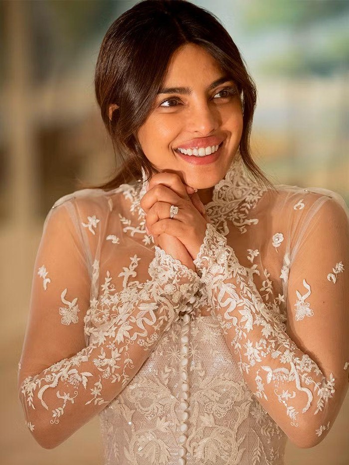 Priyanka Chopra memakai gaun pernikahan rancangan Ralph Lauren. Gaun ini dihiasi payet, manik-manik, serta kristal Swarovski/Foto: Ralphlauren.com