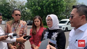Media Asing Soroti Istana Cabut & Kembalikan ID Liputan CNN Indonesia