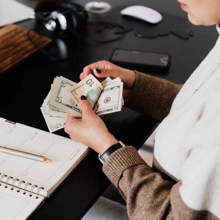 Terlambat membayar tagihan bukan hanya menambah biaya denda, tetapi juga membuat hidupmu penuh tekanan. Menumpuknya tagihan akan mengganggu ketenangan pikiran dan membuatmu kesulitan fokus pada hal lain.