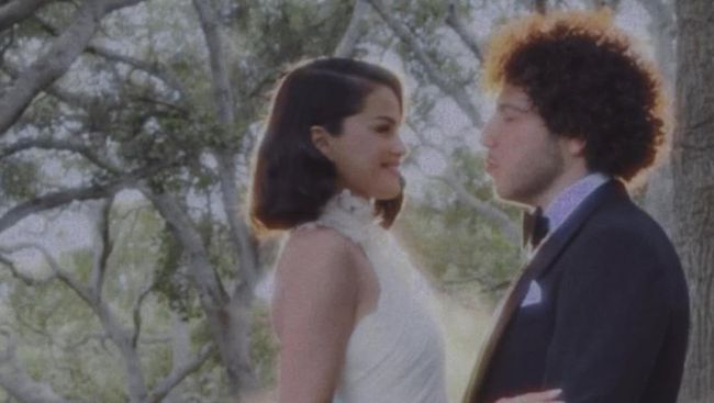 Taylor Swift dan Ed Sheeran disebut memberikan sambutan dalam resepsi pernikahan Selena Gomez dan Benny Blanco yang digelar pada 27 September 2025.