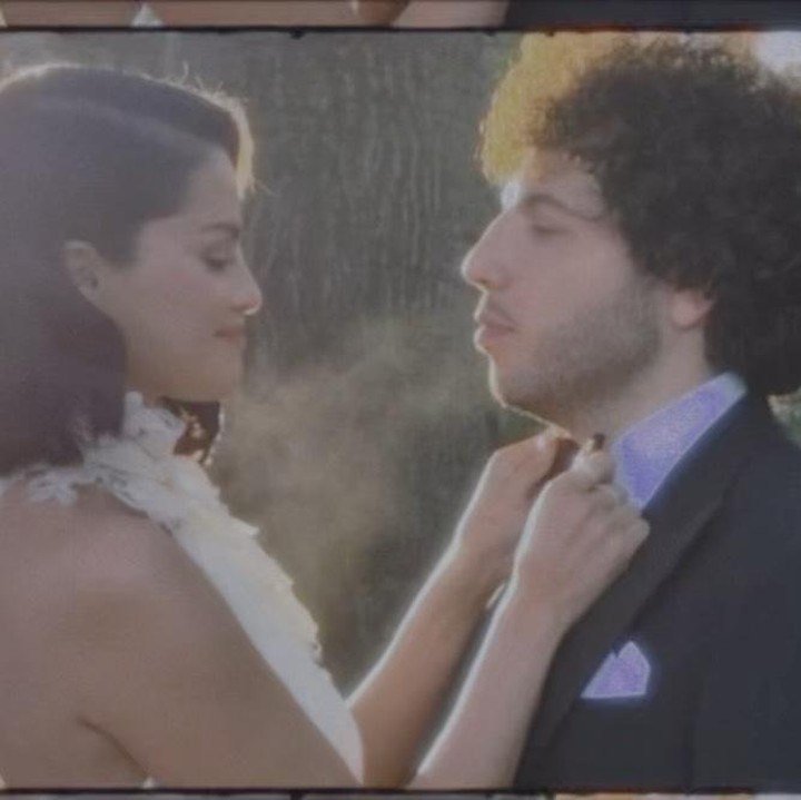 <p>Selena Gomez dan Benny Blanco pertama kali mengumumkan jalinan asmara ke publik pada Desember 2023. Sebelum berpacaran, keduanya sudah sering bekerja sama untuk membuat lagu, Bunda. Setahun setelah mengumumkan berpacaran, keduanya resmi bertunangan. (Foto: Instagram @selenagomez)</p>
