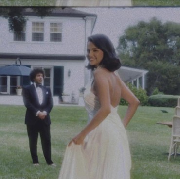 Pernikahan Selena Gomez-Benny Blanco: Momen Haru Sang Kakek Antar Cucu Menuju Altar