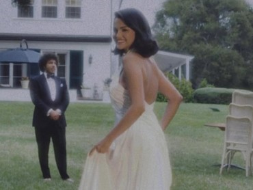 img-title Pernikahan Selena Gomez-Benny Blanco: Momen Haru Sang Kakek Antar Cucu Menuju Altar