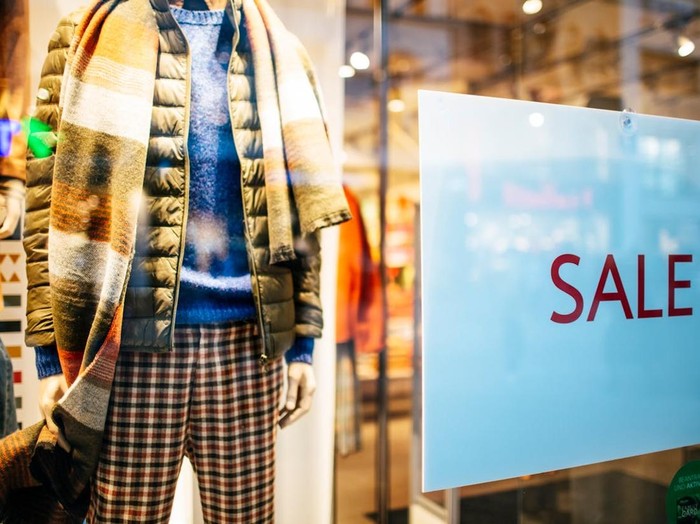 Diskon memang tampak menguntungkan, tetapi sering kali membuatmu membeli barang yang sebenarnya tidak dibutuhkan. Godaan “harga miring” bisa mengaburkan prioritas keuangan, sehingga kamu berakhir menumpuk barang hanya karena merasa rugi jika tidak membeli.