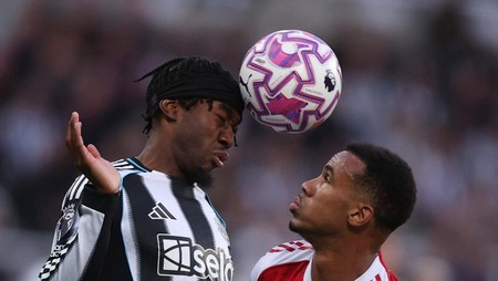 FOTO: Buang Peluang di Awal, Arsenal Bersenang-senang di Injury Time