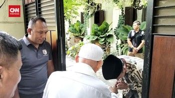 VIDEO: Momen Jokowi Sungkem Sambut Kedatangan Abu Bakar Ba'asyir