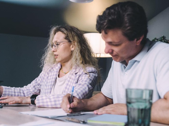 Kamu mungkin menghabiskan uang untuk hal-hal konsumtif, sementara kebutuhan utama terabaikan. Akibatnya, saat kebutuhan mendesak muncul, kamu merasa kewalahan.