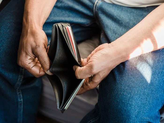 Hidup hanya untuk memenuhi kebutuhan saat ini tanpa memikirkan masa depan bisa menjadi sumber stres tersendiri. Kamu mungkin merasa cukup sekarang, tetapi ketika kebutuhan besar datang seperti biaya rumah, pendidikan, atau pensiun kamu akan kewalahan.