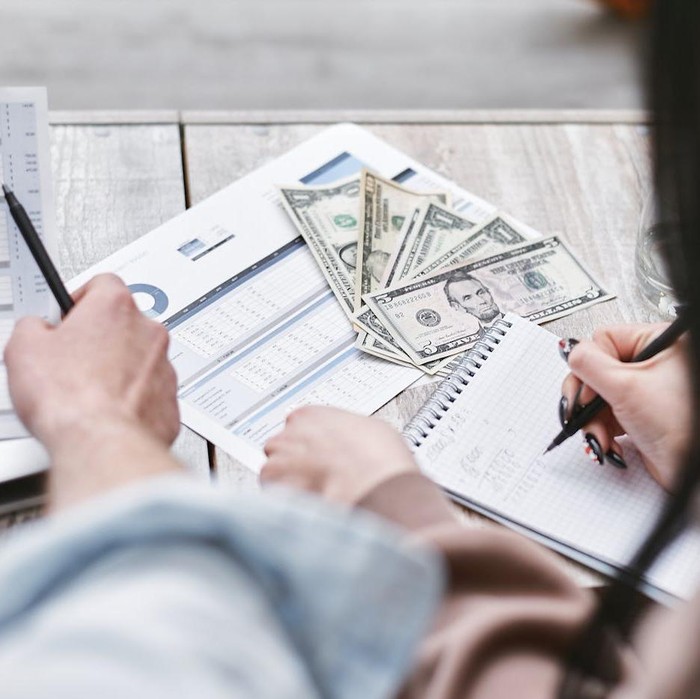 Mengatur uang tanpa anggaran jelas membuat pengeluaran jadi tidak terkontrol. Kamu mungkin merasa bebas, tetapi akhirnya bingung ke mana uangmu pergi.