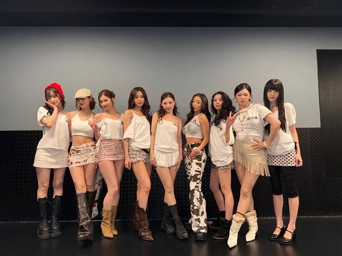 Setelah sukses tampil di LOLLAPALOOZA Chicago, TWICE siap merayakan ulang tahun debut ke-10 mereka dengan perilisan album spesial 