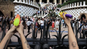 FOTO: Protes Overtourism, Warga Semprotkan Air ke Turis di Barcelona