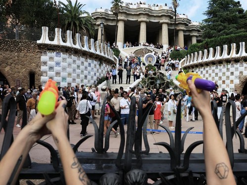 FOTO: Protes Overtourism, Warga Semprotkan Air ke Turis di Barcelona