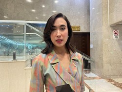 Menpar Widiyanti Bantah Isu Harus Mandi Pakai Air Galon yang Ramai di Medsos