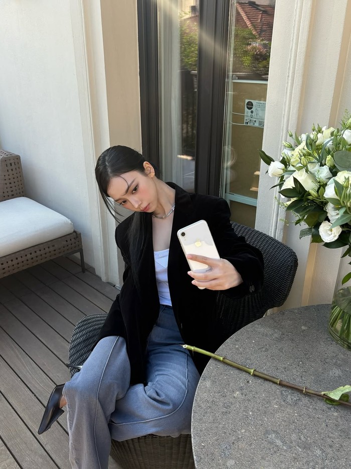 Ya, ia menjadi salah satu tamu undangan yang menyaksikan langsung Miuccia Prada dan Raf Simons mempersembahkan koleksi womenswear Prada SS26 bertajuk ‘Body of Composition’ pada Kamis, (25/9/2025) waktu setempat./ Foto: instagram.com/katarinabluu